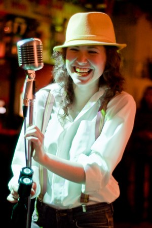 08/05/10 Miss Silence в пивной "История"