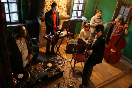 Группа Cherryvata на репетиции